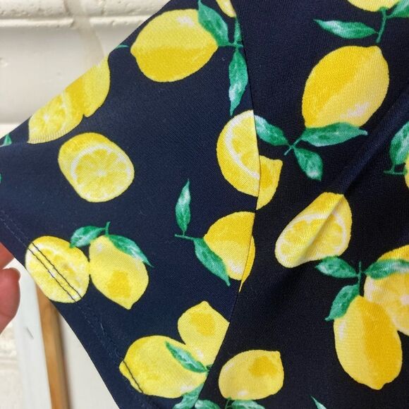 Jones NY fresh lemon print stretchy V neck button up top w/ cute collar runs big - Picture 4 of 11